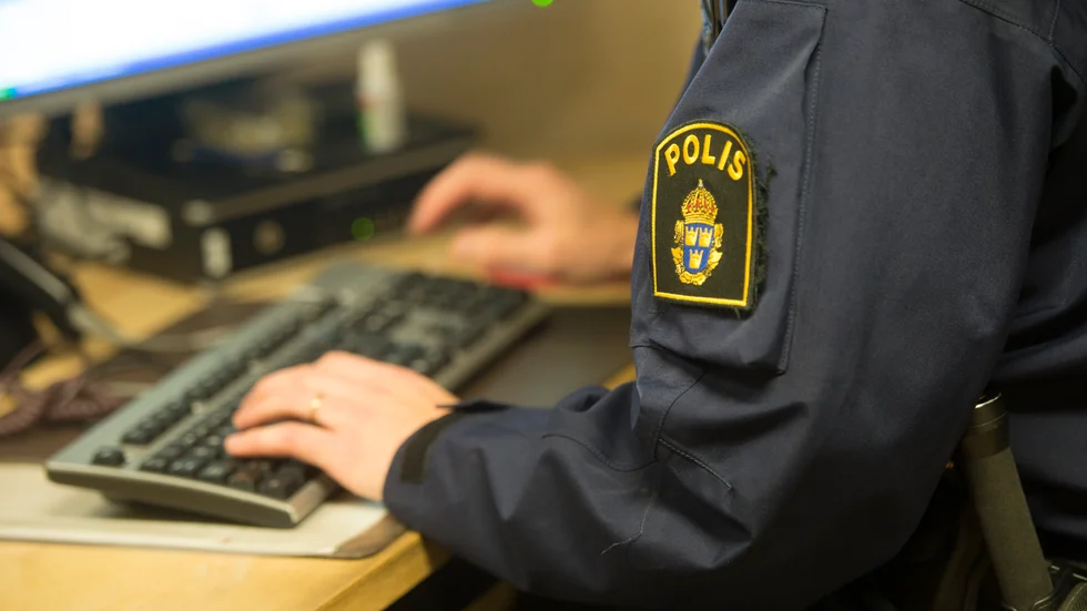 Mannen i 50-årsåldern har anmält att hans skåp brutits upp och bilnyckeln stulits. 