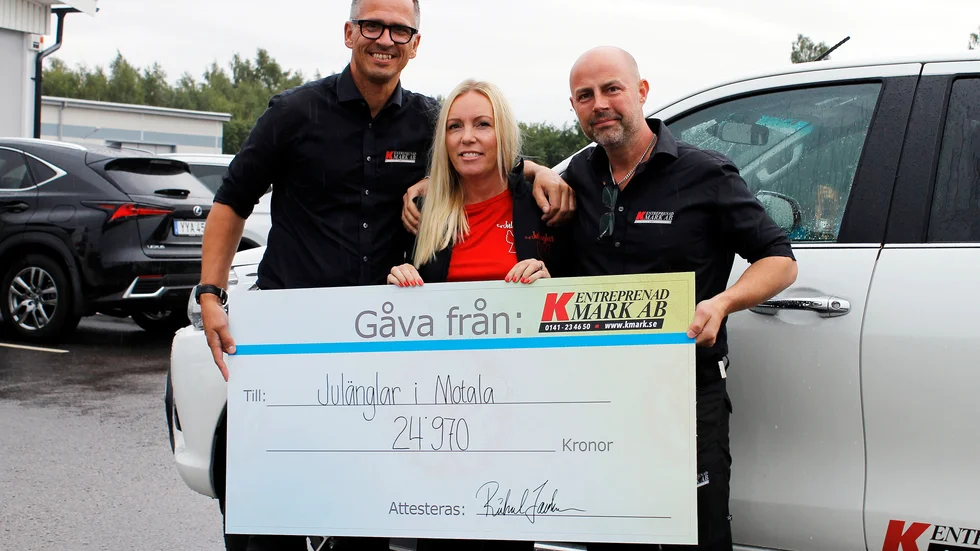 Branschmässan genererade pengar till Julänglar, som drivs av Therese Lundqvist. Richard Jacobson och Fredrik Johnsson överlämnar ett bidrag till årets julinsamling.
