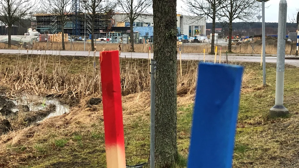 Nya rondellen har stakats ut. Nu kan arbetet börja.