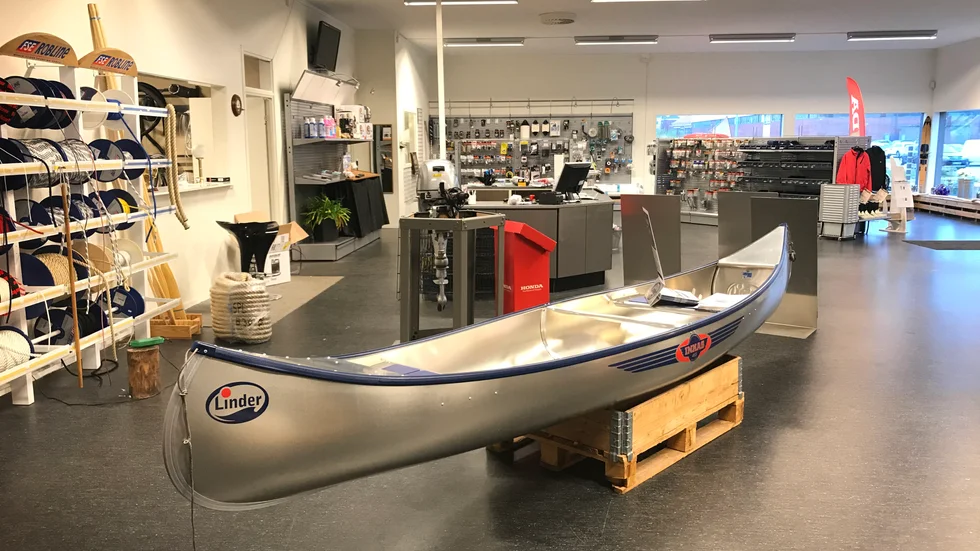 Enköpingsbon Karin Lundin testar att volta med bilen med och utan bälte vid simulatorn i Enköping.