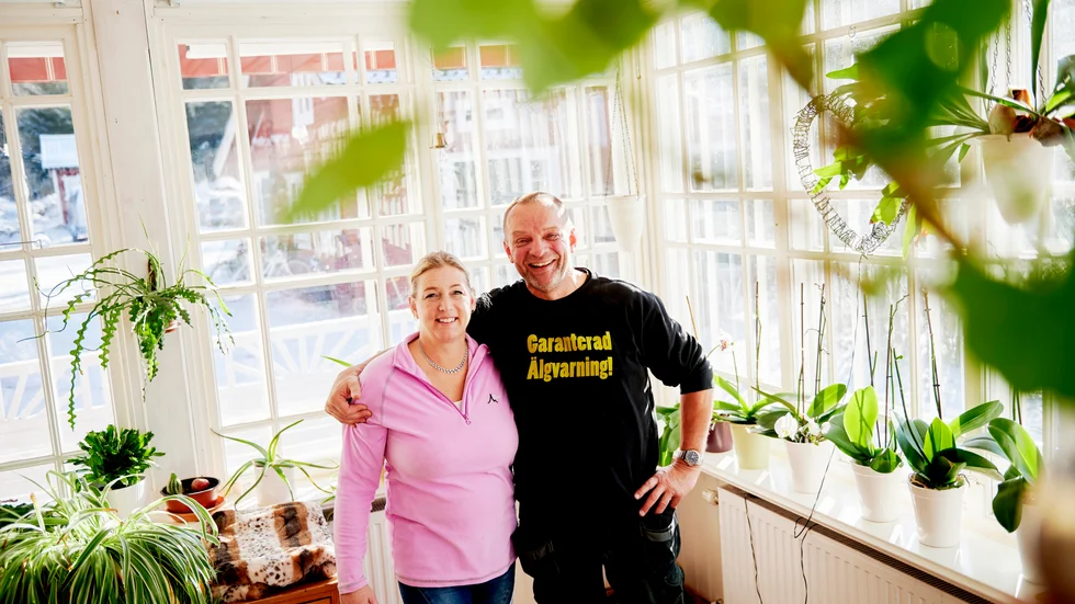 Ilona Carlengård och Leif Lindh bor sedan femton år tillsammans i det gamla 1800-talshuset. Även älgparken och fastighetsbolaget är deras gemensamma projekt.