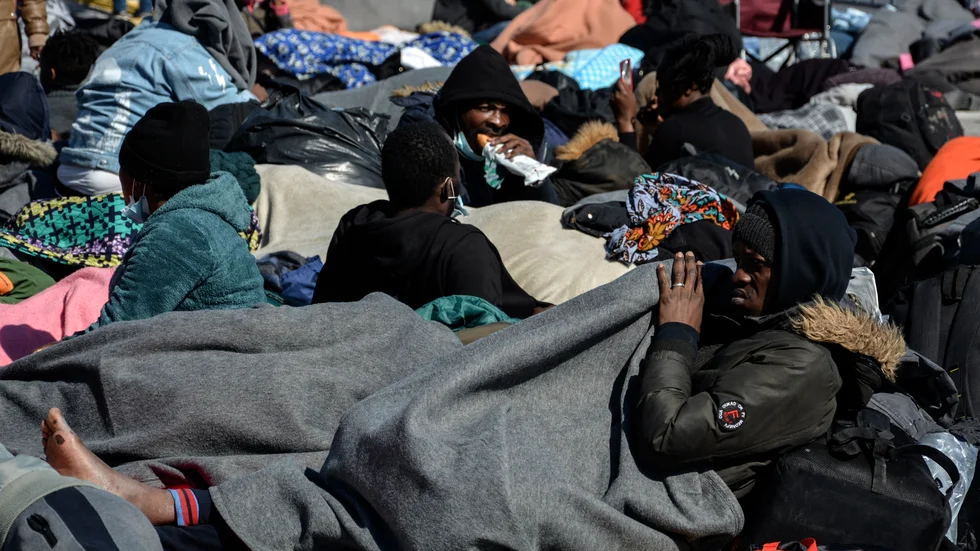 Migranter i grekiska hamnstaden Mytilene på östra Lesbos, mycket nära det turkiska fastlandet.