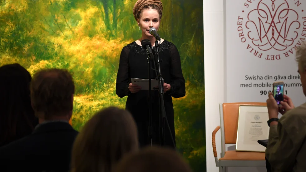 Till det fria ordets försvar - kulturminister Amanda Lind (MP) delade ut årets Tuchulskypris till den fängslade förläggaren Gui Minhai, politisk fånge i Kina.