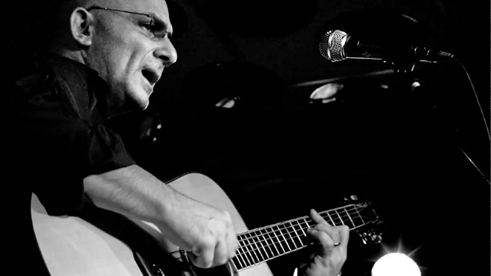 Michael Friedman gästar Visby och Club Acoustic i kväll. Han har besökt Gotland flera gånger tidigare, första gången på retreat för singer/songwriters vid Holmhällar.