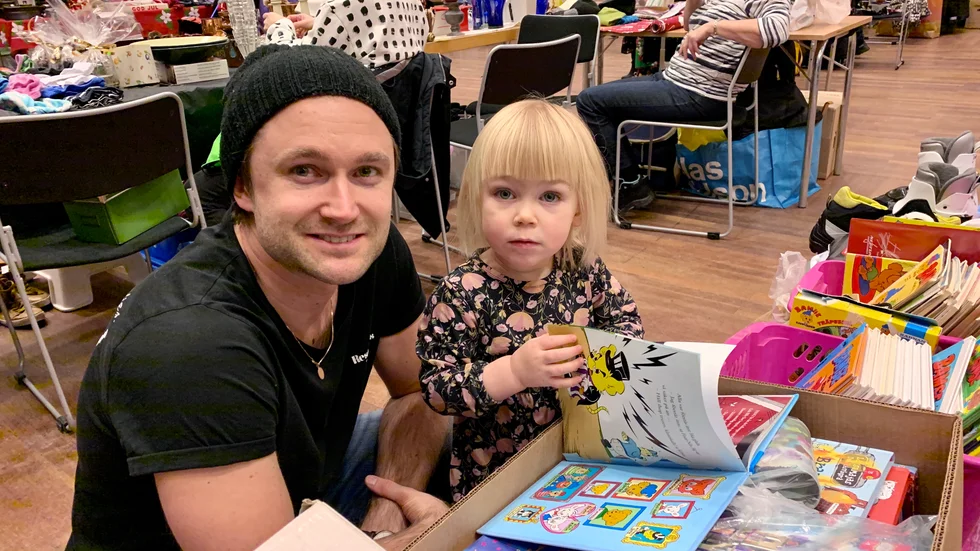 Lilla Saga Bergner Åhlund var förtjust i böckerna. Pappa Simon Åhlund hittade julklappar.