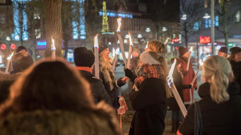 På måndag hålls en ljusmanifestation för att uppmärksamma våldet mot kvinnor. Bilden är från en tidigare liknande manifestation.