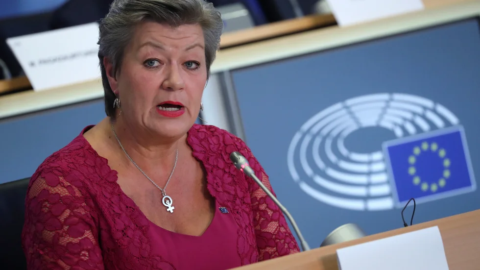 Ylva Johansson hade en kvinnokampssymbol i halsbandet under utfrågningen, och kämpa verkar hon behöva för att bli kommissionär.