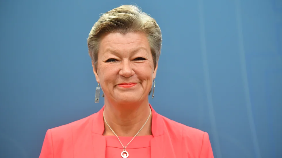 Ylva Johansson är något av det mest erfarna som svensk inrikespolitik kan ställa upp med i Europa. Det är just därför hon glider på svaren så mycket det går. 