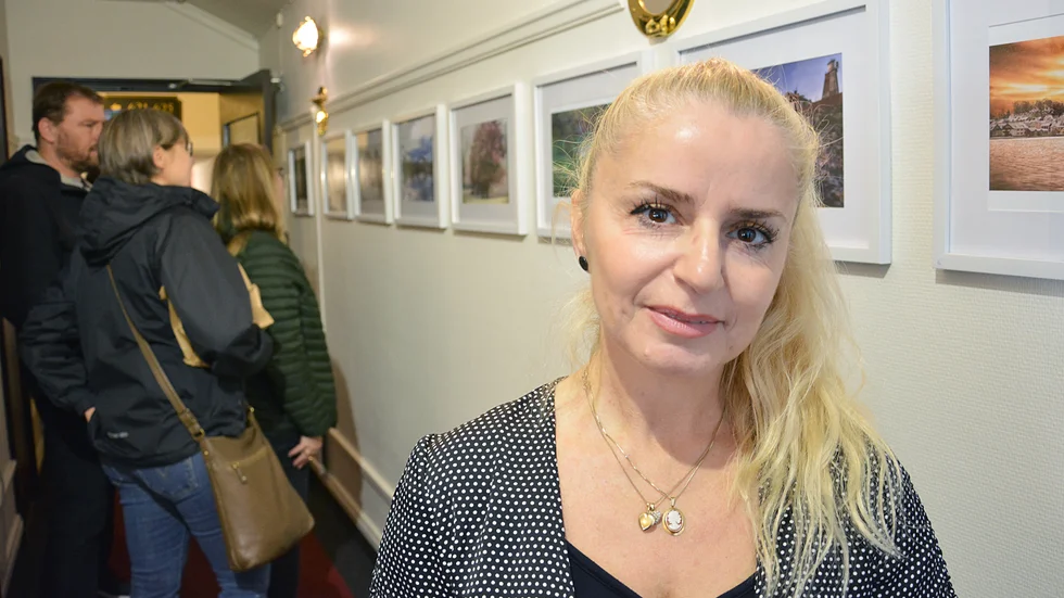 Shpresa Cajani från Facebookgruppen Vackra Tjust har ordnat utställningen med bilder från gruppen.