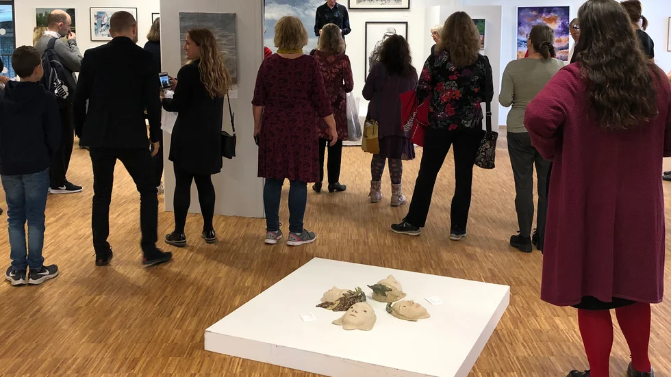 Så här såg det ut vid vernissagen av årets höstsalong som hölls i Träffpunkten (fd konsthallen) i Märsta.