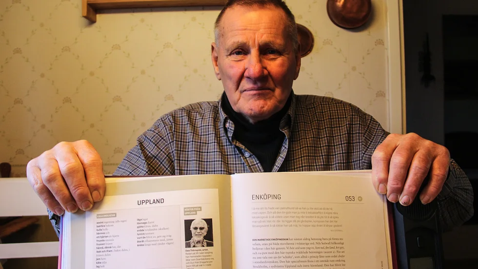 Här i Enköping betonar vi ofta båda stavelserna i tvåstaviga ord. Nils Sedvall representerar Enköpingsdialekten i Fredrik Lindströms bok som en redaktion arbetat med under fem år.