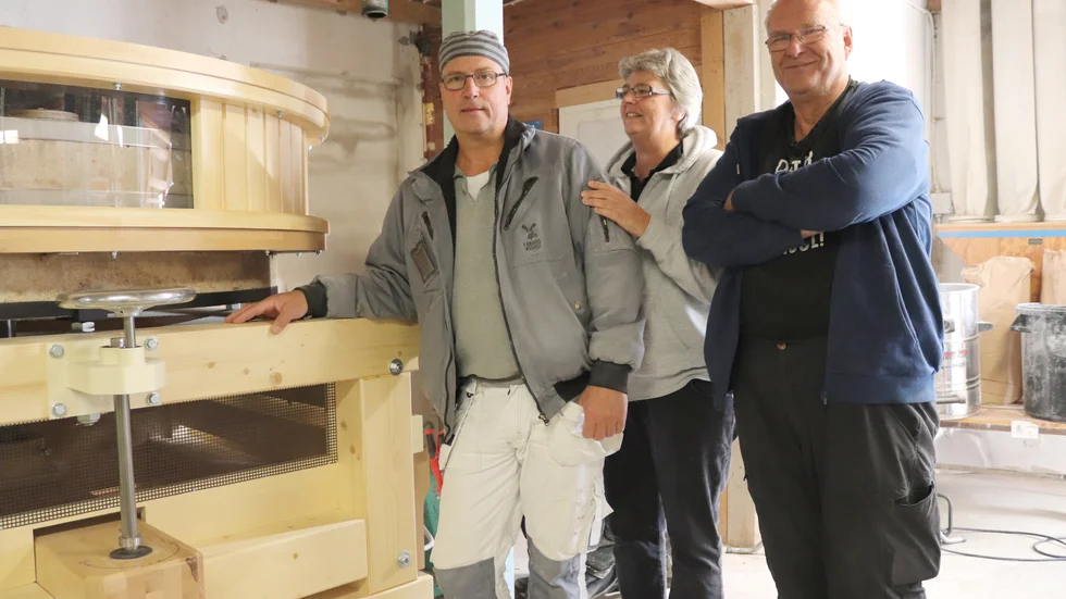 Roger Lindqvist, Bettan och Laban Bergström vid den nya kvarnen.