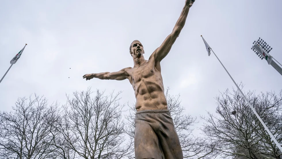 Statyn Zlatan står i Malmö, staden där han började sin karriär. Pengarna Zlatan investerar går till Stockholmslaget Hammarby. Det är en föreningsmoralisk bomb.