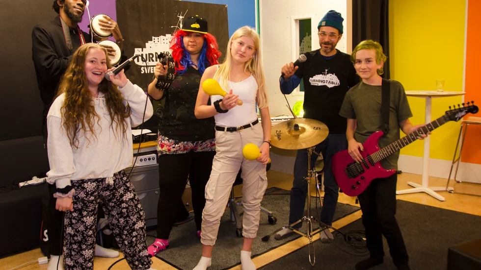 Kris Adamah, L och Mark Kahaian för Turning Tables och framför dem Ronja Englund, Bella Ojanne och Enar Johansson.