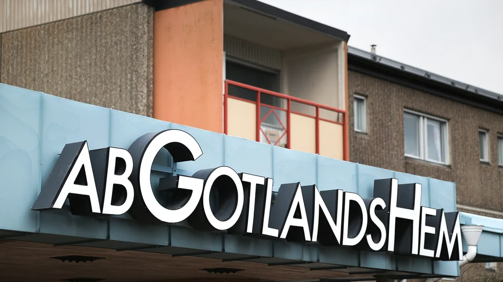 De runt 20 hyresrätter som Gotlandshem planerar att bygga i Slite blir för dyra att bygga. Projektet stoppas nu i avvaktan på en genomgång av kalkyler, byggsätt med mera.