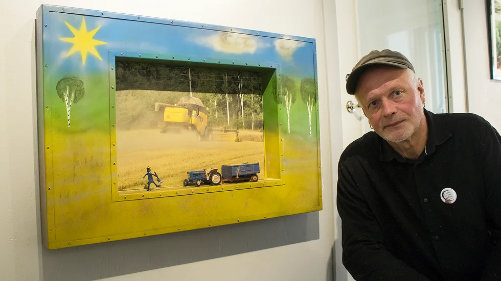 Göran Wager och hans egen tolkning av skördetid på landet. Här blandas foto och air brush med en del annat. Ramen är i plåt.