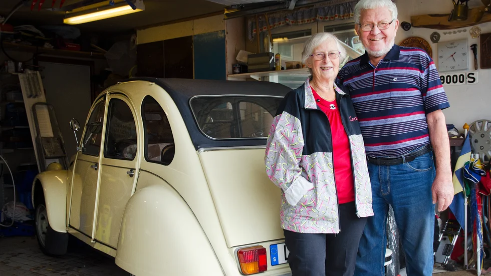Inga-Maj och Pelle Eriksson i Nävekvarn har varit gifta i 60 år. Pelle har ett stort intresse för gamla bilar. På bilden syns deras Citroën 2CV6 från 1978 som de framförallt använder på somrarna.