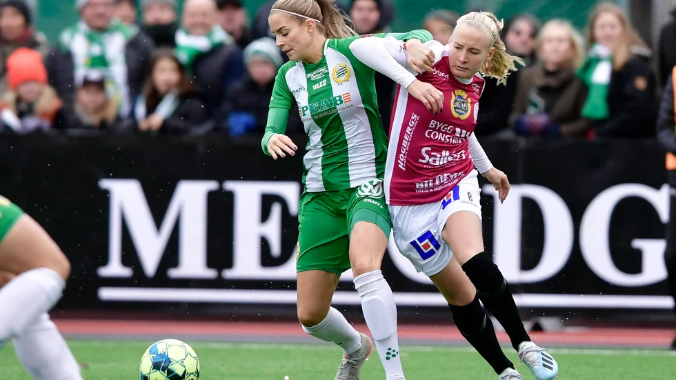 Hammarbys Julia Ekholm, här uppvaktad av Uppsalas Cassandra Korhonen.