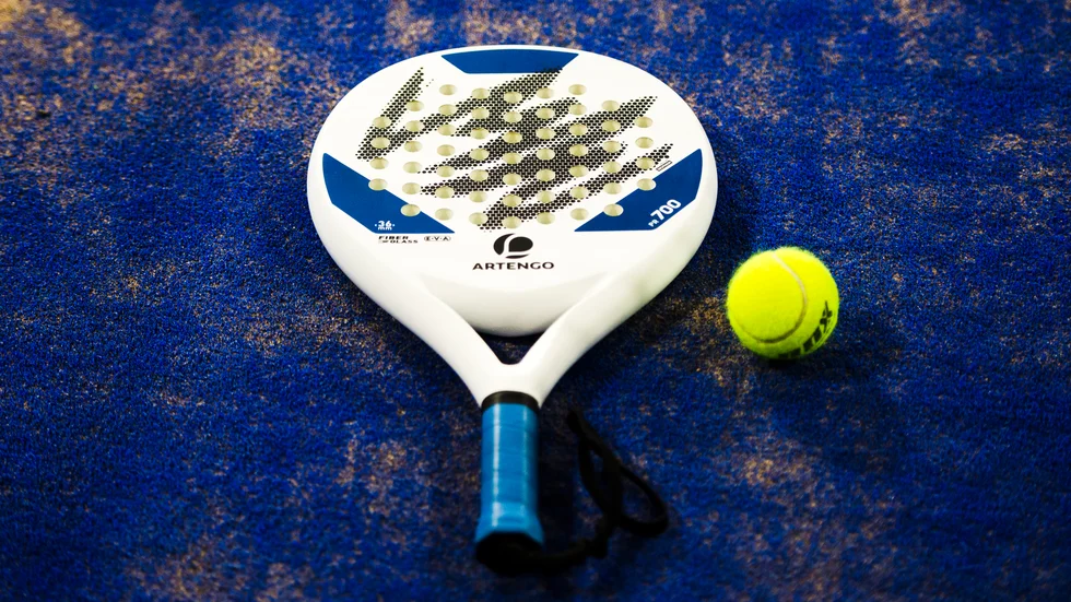 Padelracket och boll.