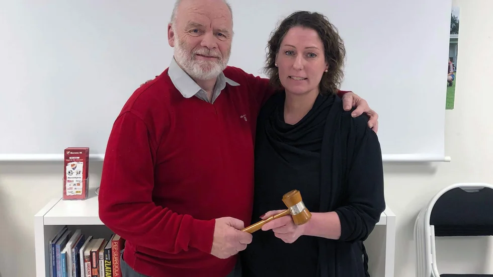 Hedersordföranden Kjell Augustsson överlämnade klubban till Borens IK:s nya ordförande Åsa Carlsson som tidigare både spelat i Borens A-lag och varit med i styrelsen.