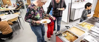 Generationsmöte när seniorer äter skollunch