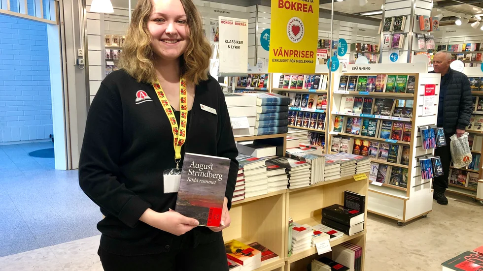 Leona Granberg, säljare på Akademibokhandeln, berättade att man säljer mycket barnböcker, men även deckare, romaner och klassiker på bokrean.