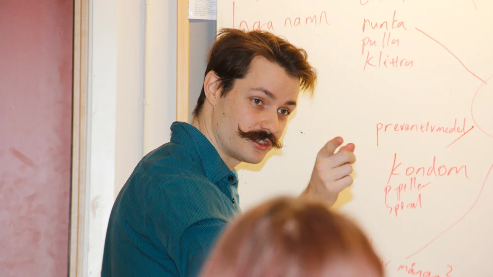 Sexualinformatören Edvin Kittelfors från RFSU besökte Thunmansskolan i Knivsta under vecka SEX. Under veckan får elever i hela Sverige lära sig om allt från kondomanvändning till porr och heder. 