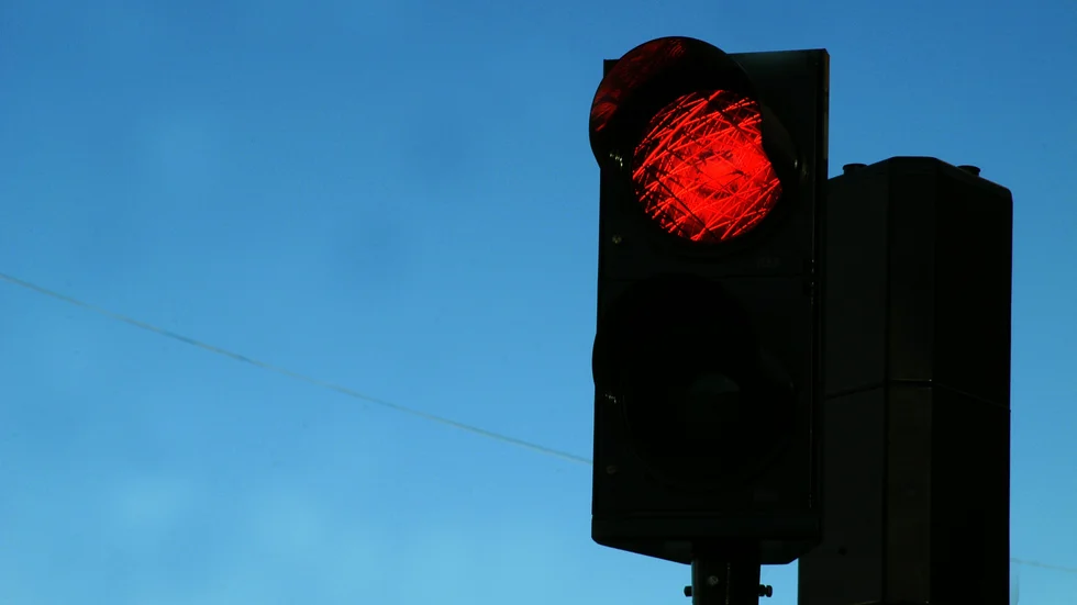 Varför har kommunen inte egen personal som tar hand om trafikljusen, undrar Sigge Fagerström.