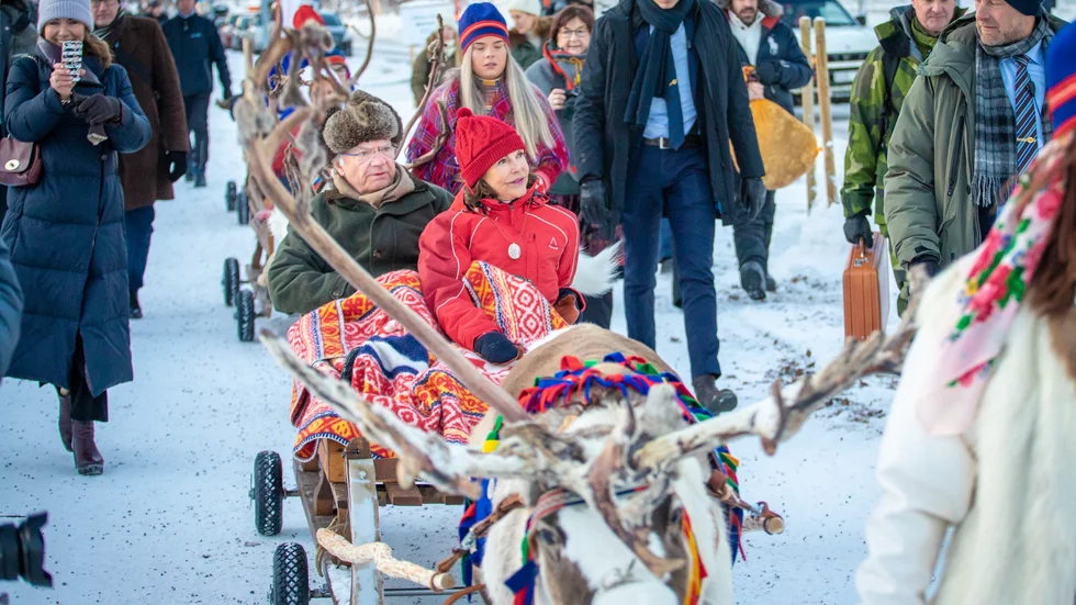 Kungen och drottningen åkte genom Jokkmokk med rensläde under samernas nationaldagsfirande.