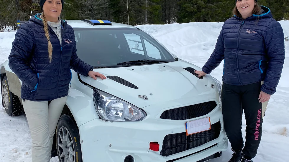 Julia Thulin (till vänster) och Jonna Eson Brådhe med teamets nya bil.