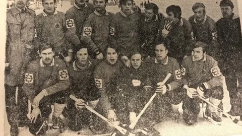 Kuriren för 50 år sedan:  Här har ni gänget som ordnade en allsvensk kvalplats i bandy för Värmbols Gymnastik- och Idrottsförening. Stående från vänster tränaren Ove Boberg, Folke Larsson, Raine Åbrink, Lars "Mölnbo" Karlsson, Arne Eklöf, Roland Eklöf, Gert Peterson, Christer Lindkvist, lagledaren Bengt Löthman. Knästående från vänster: B-G Svensson, Lars Fredriksson, Lars Eriksson, Bennie Lindström, Sven-Erik Eriksson och Erik Norin.