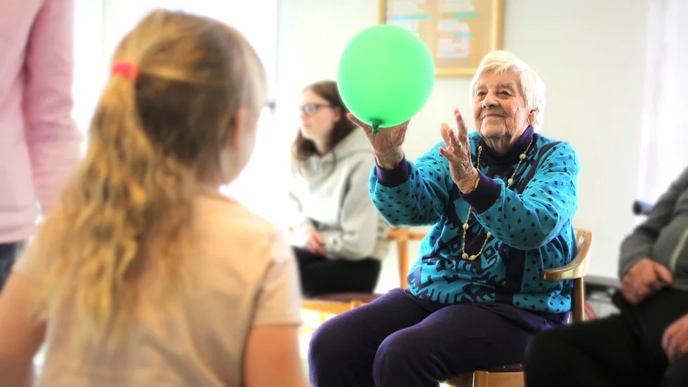 Lisa Jakobsson tar emot en ballong från Majken Nyman.