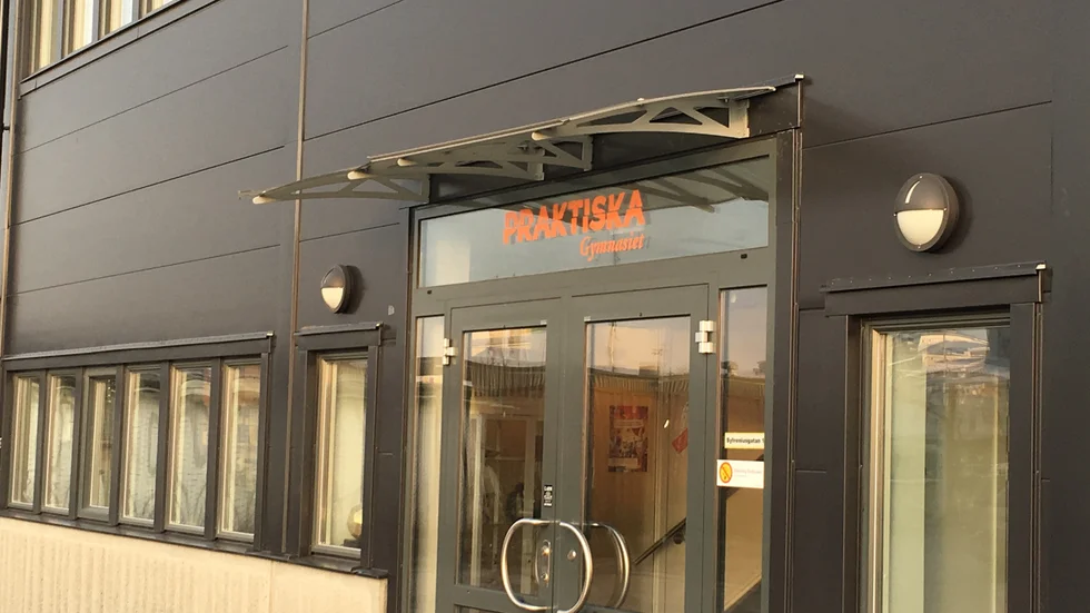 Praktiska Gymnasiet i Skellefteå tvingas att stänga ned stora delar av sin verksamhet efter att flera bekräftade fall av covid-19 drabbat skolans elever.