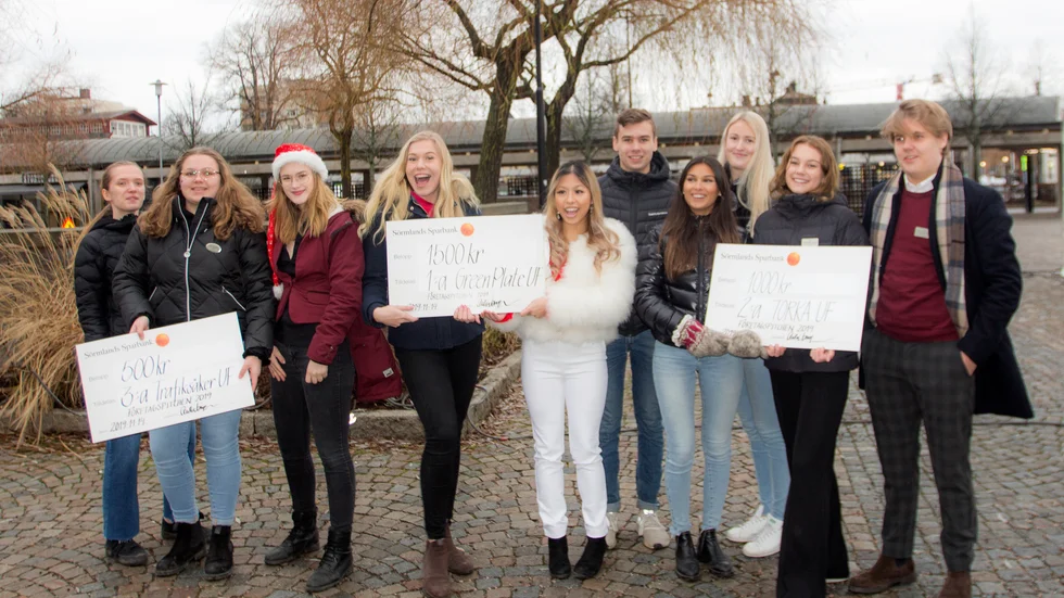 Jublande glada pristagare fick inleda årets UF-julmarknad. Tre företag prisades av Sörmlands sparbank för bästa företagspresentation.