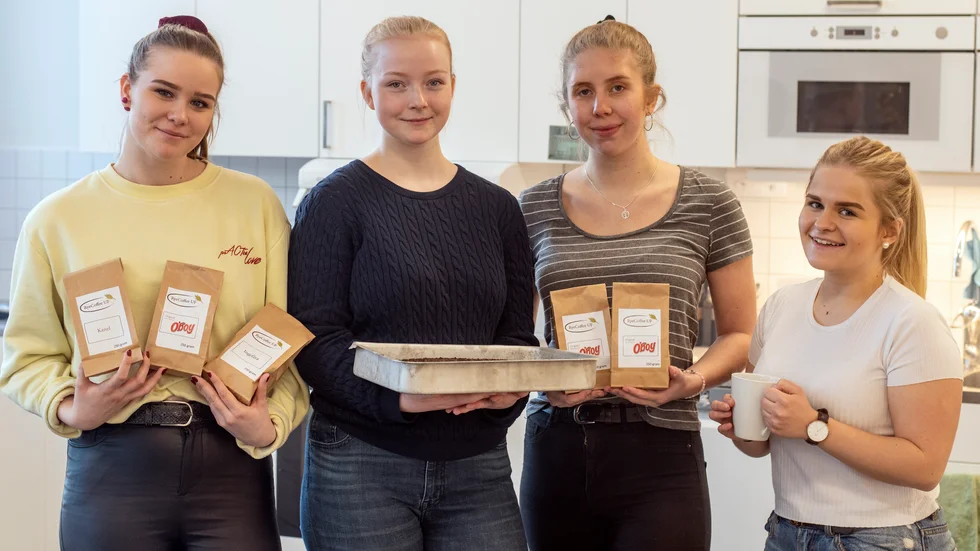 Kaffe av råg. Bakom affärsidén står fyra tjejer vid Curt Nicolin gymnasiet i Finspång. Detta skrev Folkbladet om i måndagstidningen. Och det var då läsaren Sten Jonsson mindes hur det var med kaffet under kriget.