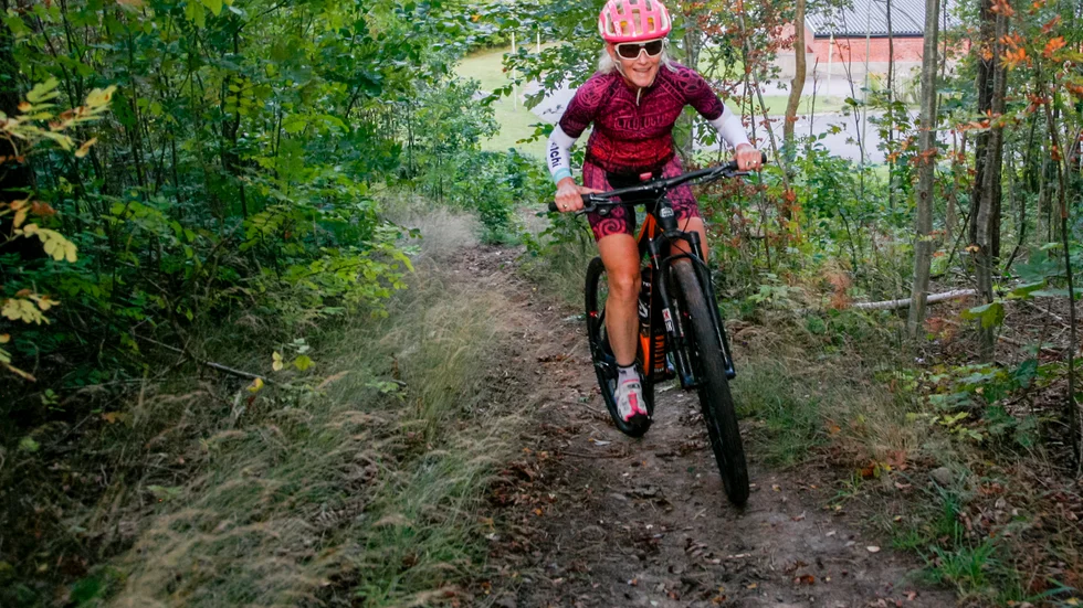 Ulrika Wånggren provar att ta sig upp för backen där EMTB-challenge ska avgöras under Vättern bike games. 