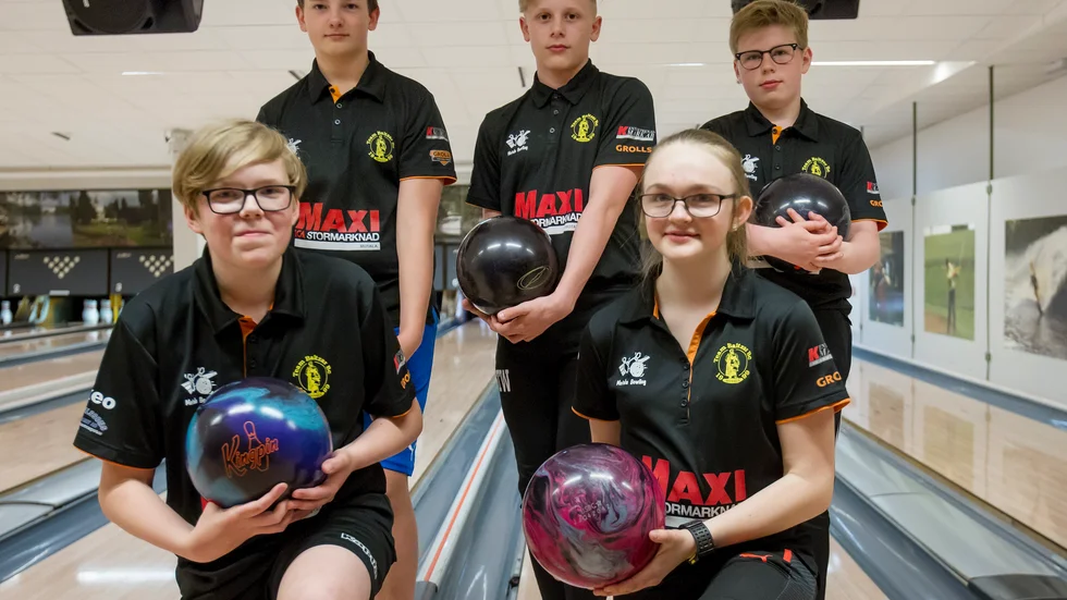 Elliot Moulin i övre raden och Alice Lindqvist, sittande, är två av Motalaungdomarna som kommit in på riksidrottsgymnasiet, bowling, i Nässjö i höst.