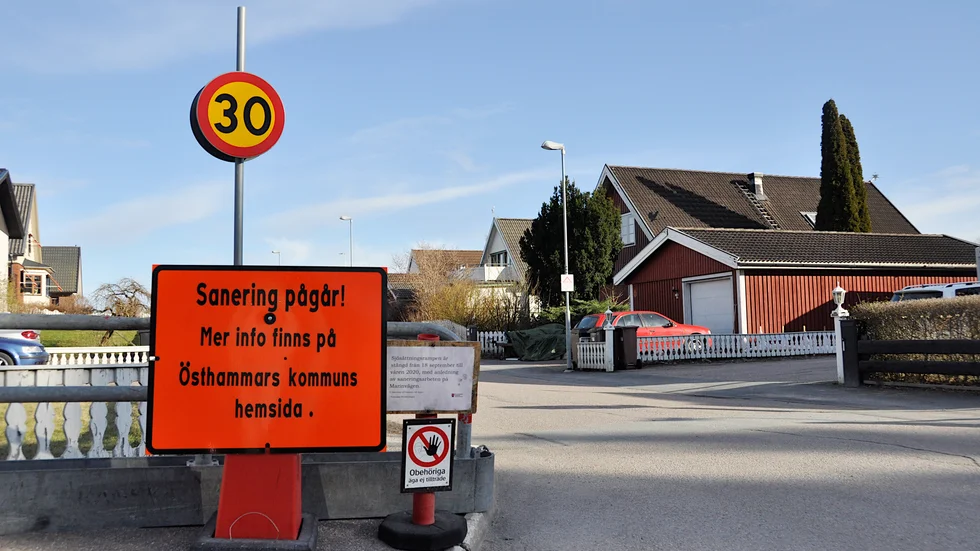 Saneringen av Marinvägen skulle vara klar i april/maj, nu beräknas färdigställandet bli försenat till juni/juli.