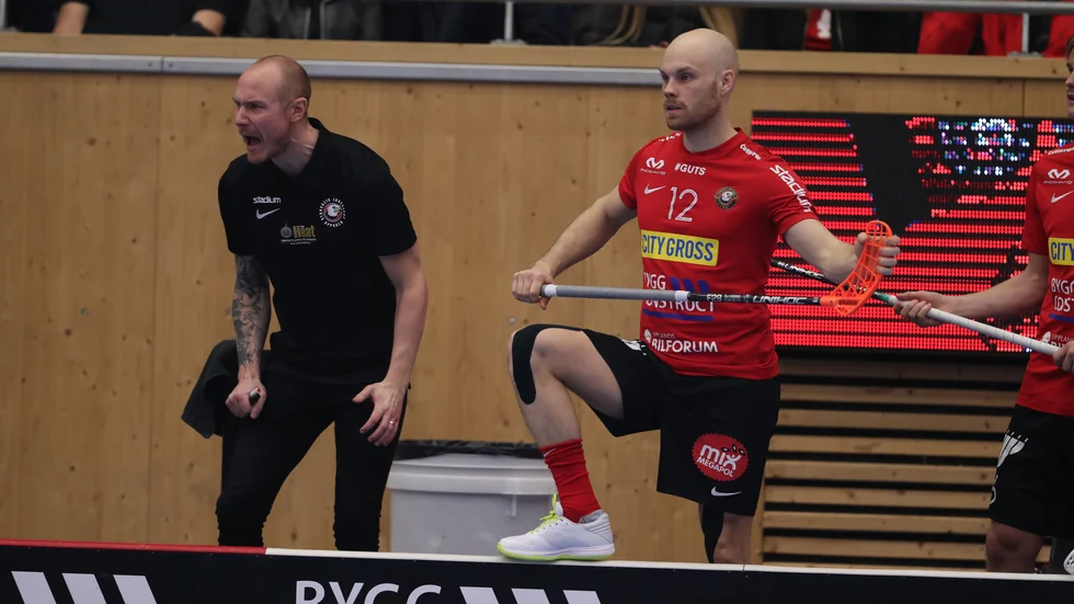 Storvretas tränare Kristofer Widlundh är starkt kritisk till hur Storvretas kommande vecka ser ut. De tvingas ta sig från Tjeckien till Umeå på kort tid för matcher.