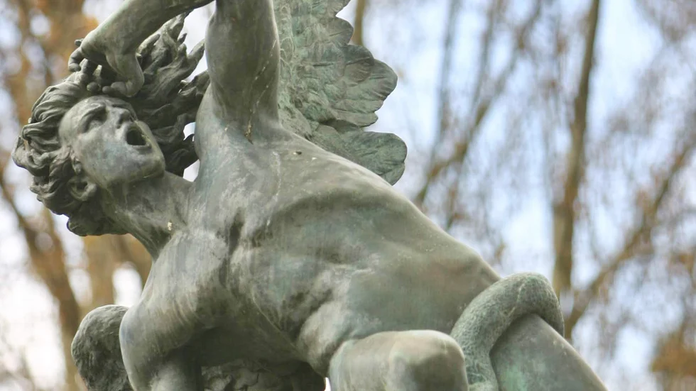 Lucifer är inte lämpligt som förnamn anser Skatteverket. Bilden visar statyn Fallen ängel i Retiroparken i Madrid som är tillägnad Lucifer, det vill säga djävulen. 
