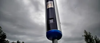Körde för fort med mobil i hand – kan stå henne dyrt