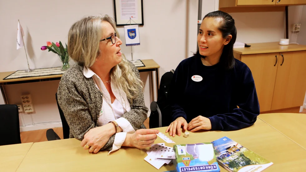 Pia Hederstedt, Vuxenskolan, och Emilie Lokrantz, Röda Korset, testar körkortsspelet. Frågorna kan var nog så svåra, även om man redan har körkort.