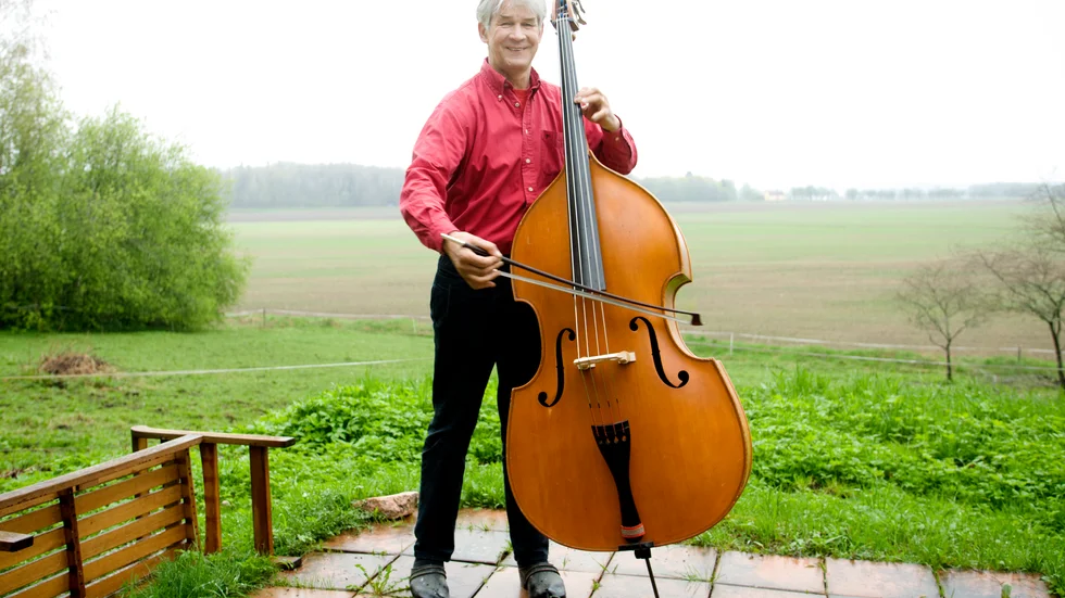 Tuomo Haapala är musiker och spelar kontrabas - något som det visade sig att hans nyupptäckta släktingar också gör.