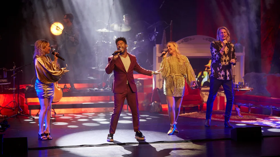 John Lundvik är ute på julturnén Christmas night med Wiktoria, Elisa Lindström och Tommy Nilsson. Han gillar hur deras röster fungerar tillsammans. 