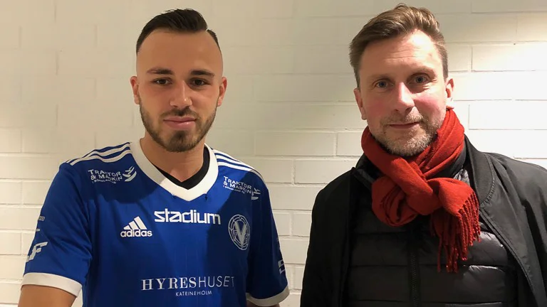 Eldin Lugonja iklädd en VFC-tröja bredvid klubbens player manager Mattias Gravem. 