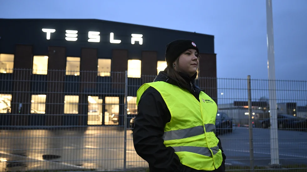 Emma Hansson från IF Metall är strejkvakt utanför Teslas Servicecenter i Segeltorp.