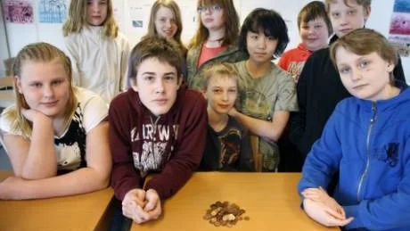 Vill göra god gärning. Fr v: Fanny Norrby, Lelly Sigrén, Rebecka Borg, Tim Fahlstedt, Natalie Nyberg, Niklas Martin, Isak Möllerström, Jonatan Johansson, André Olsson och Gustav Thyrsén. 10 av de 13 eleverna i klass 5-6 i Vänge skola.Foto: Ulf Glimfalk