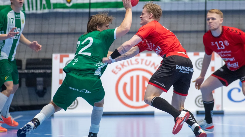Guifspelaren Noel Gustafson har varit på sjukhuset och röntgat sitt vänstra pekfinger som fastnade i en tröja mot Hammarby.