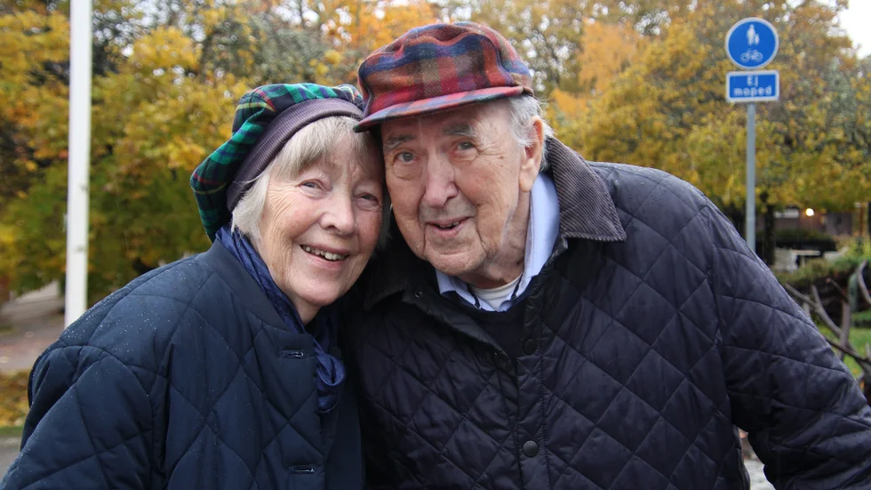 Orken tryter och kropparna gör inte riktigt som de vill längre, men kärleken består för Eva Borg och Hans Johansson som flyttade ihop när de var över 80 år.