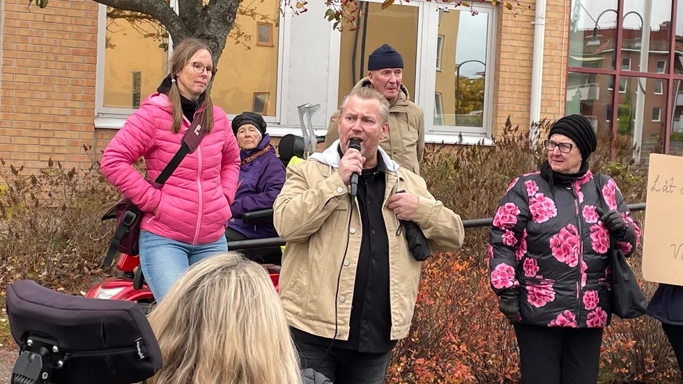 Demonstration utanför Strängnäs kommunhus  mot avskaffandet av LOV. Men politikernas agerande imponerade inte på signaturen Mariveranda.